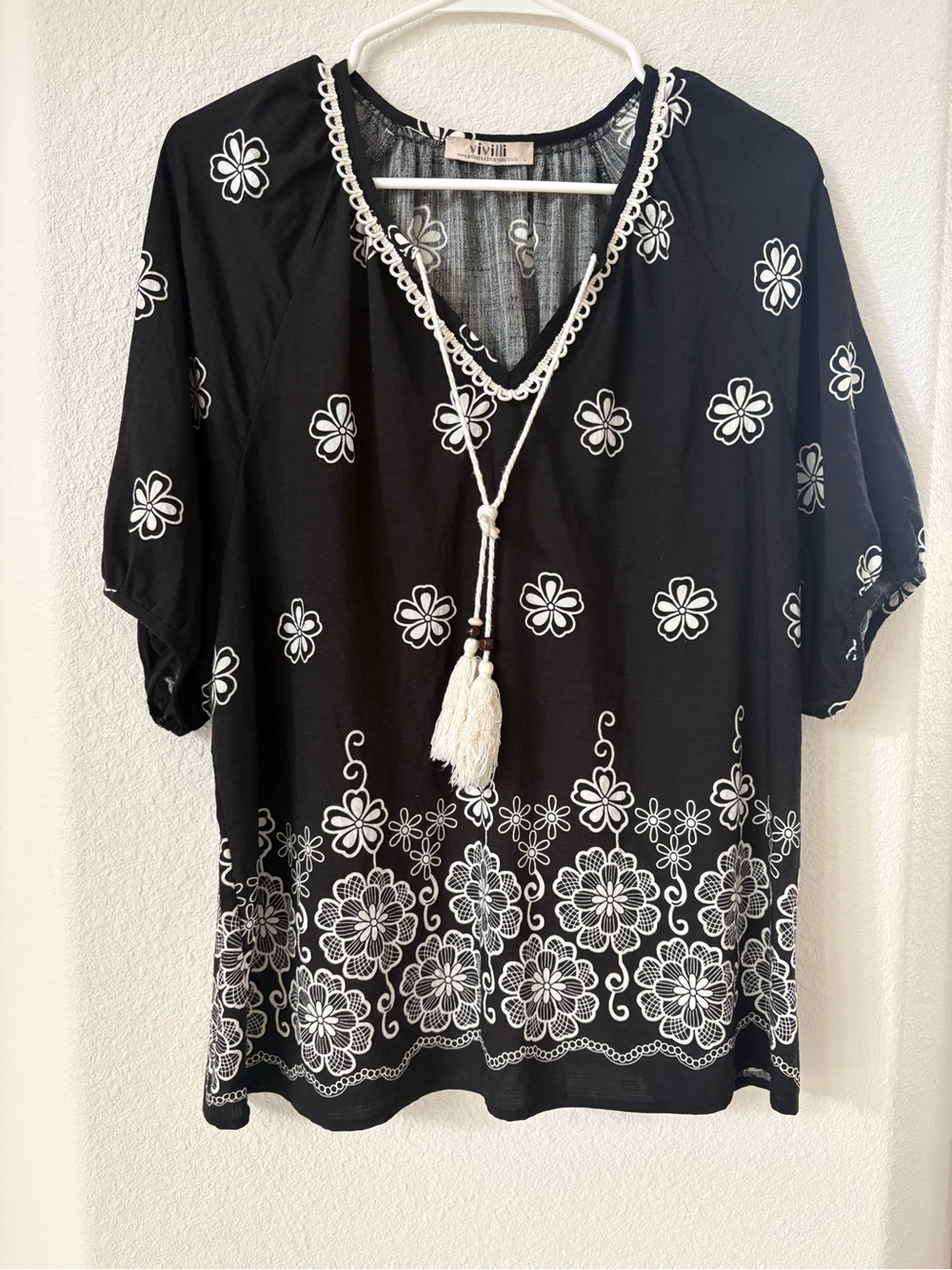 ViVI Black Floral Embroidered V-Neck Boho Top